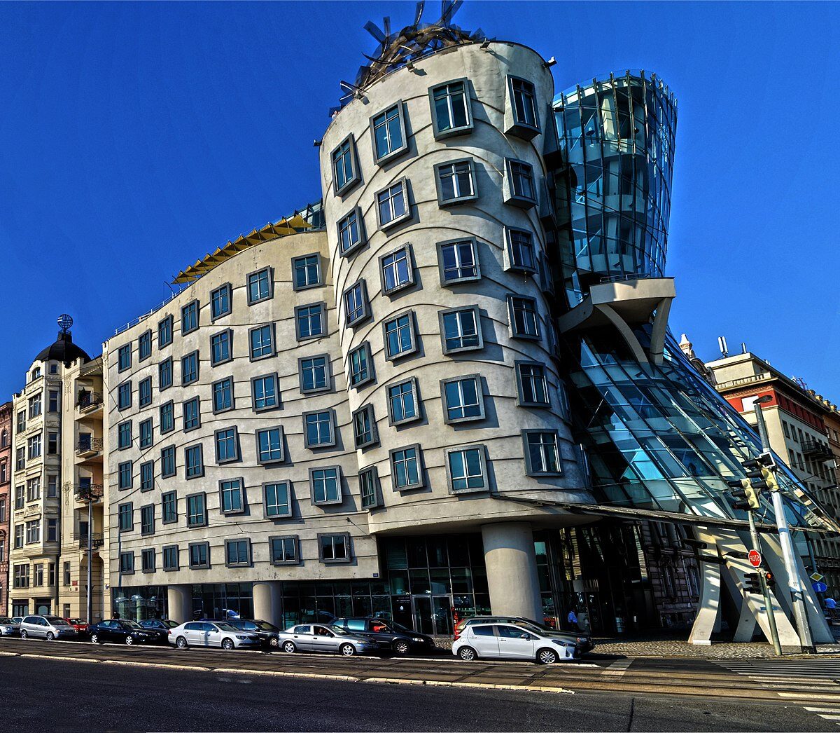 Arsitektur Kreatif The Dancing House, Bangunan Seperti Menari